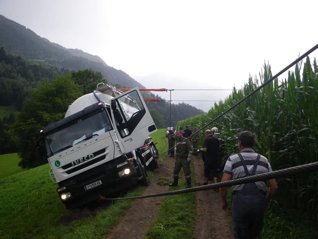 lkw-absturz-bergung-brennwald-2012-10.webp