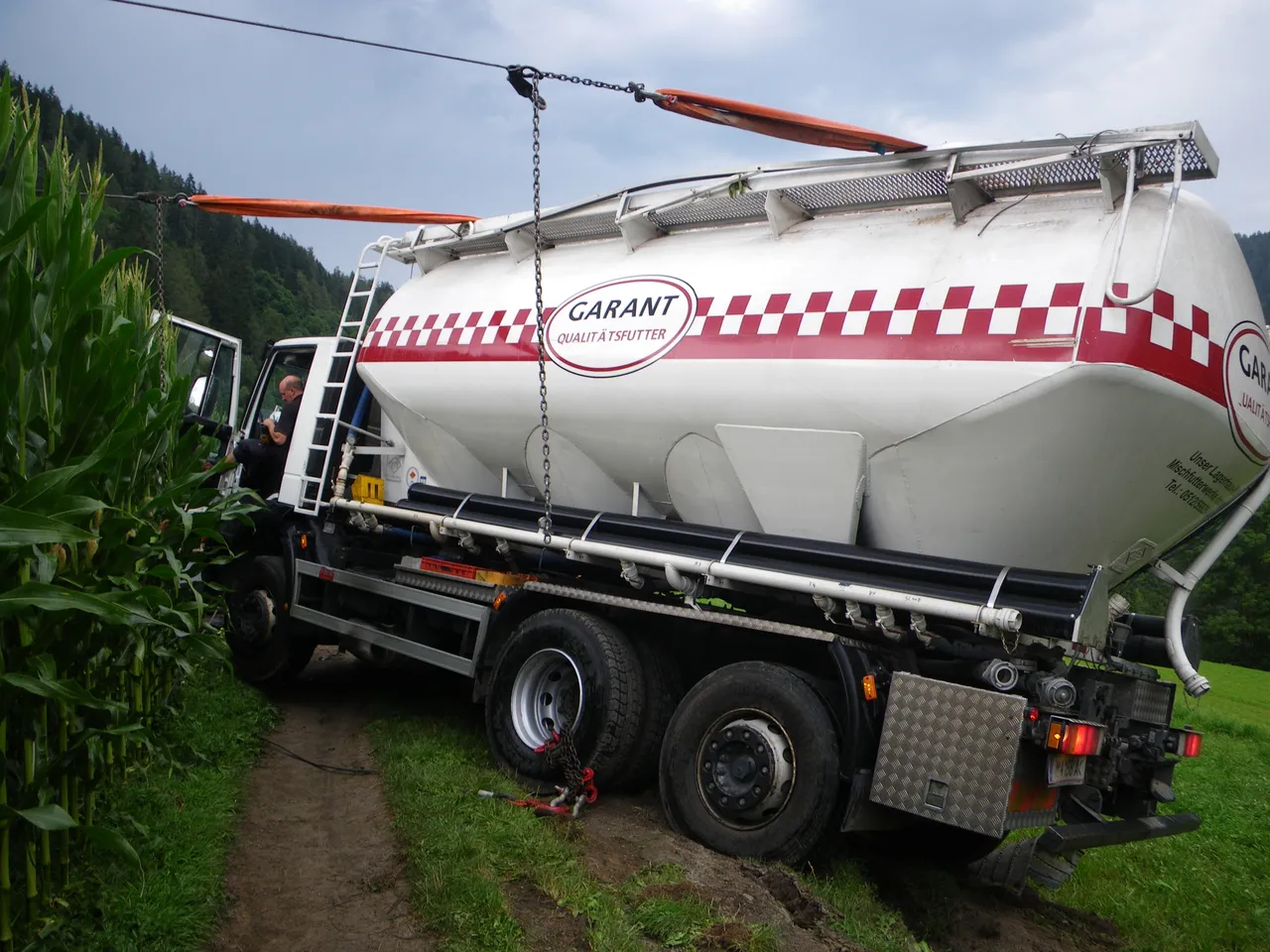lkw-absturz-bergung-brennwald-2012-11.webp