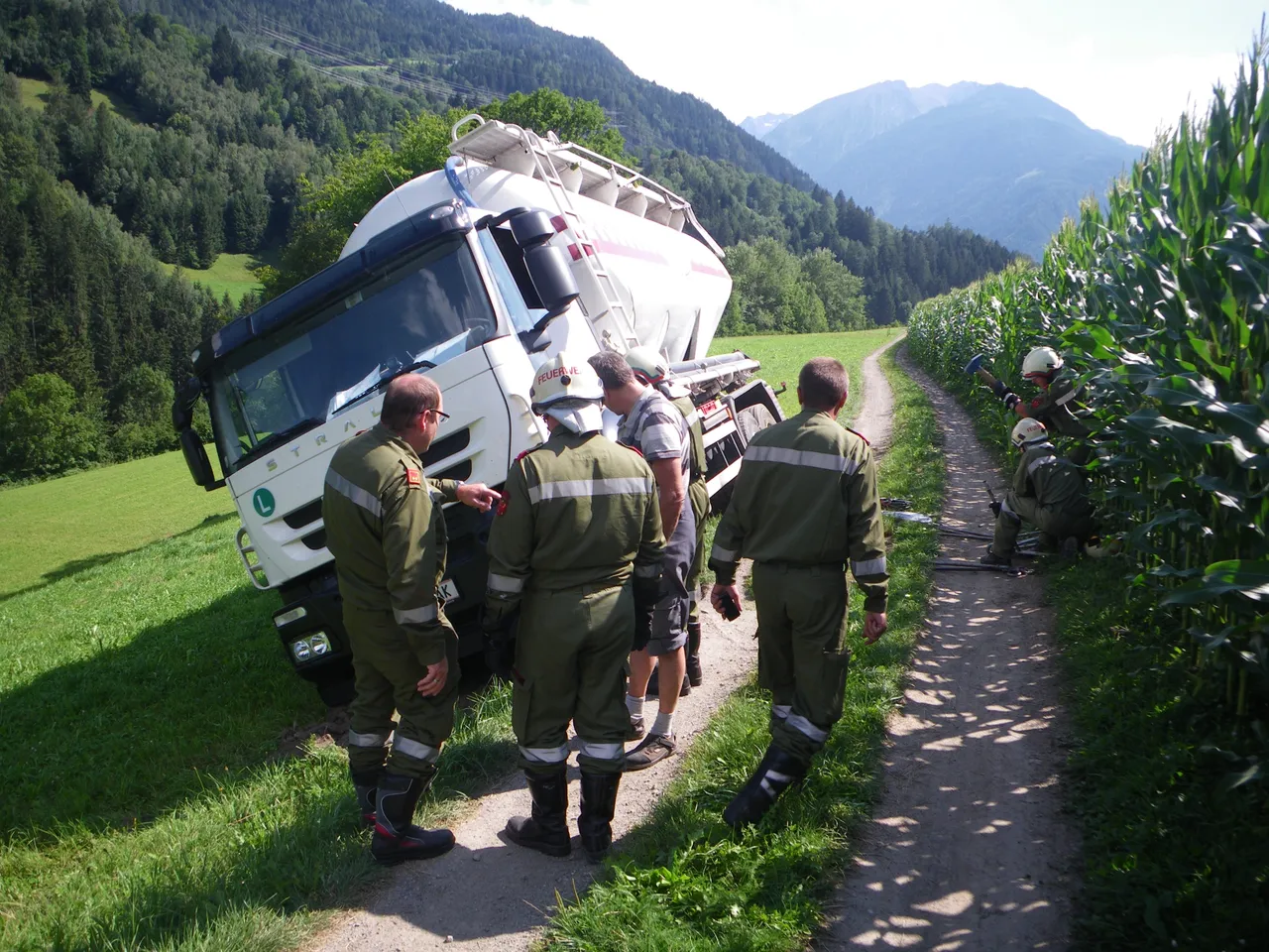 lkw-absturz-bergung-brennwald-2012-2.webp