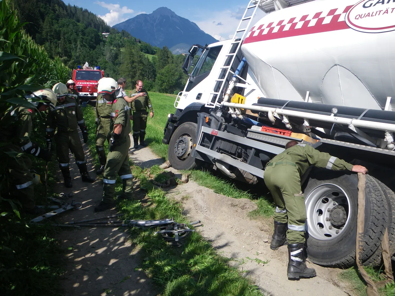 lkw-absturz-bergung-brennwald-2012-3.webp