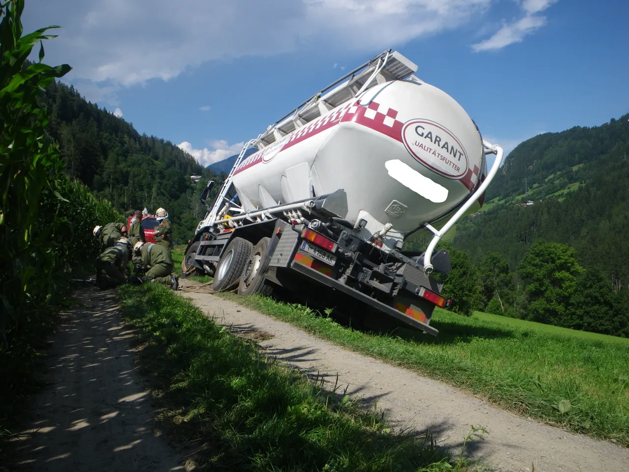 lkw-absturz-bergung-brennwald-2012-4.webp