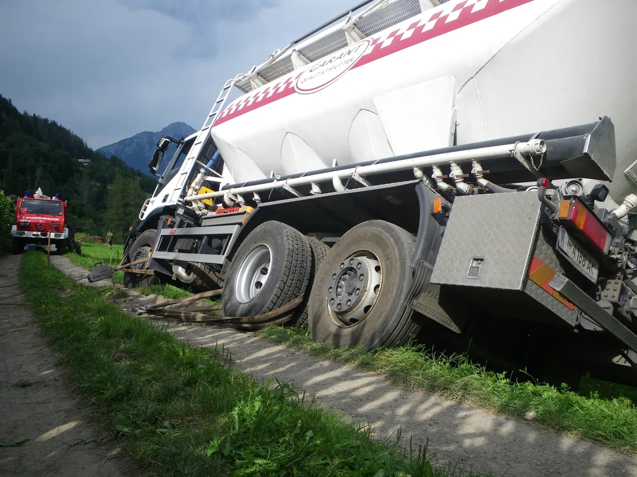 lkw-absturz-bergung-brennwald-2012-5.webp