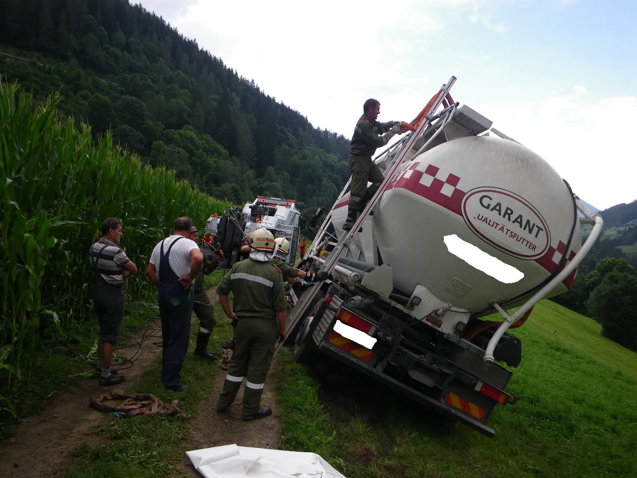 lkw-absturz-bergung-brennwald-2012-7.webp