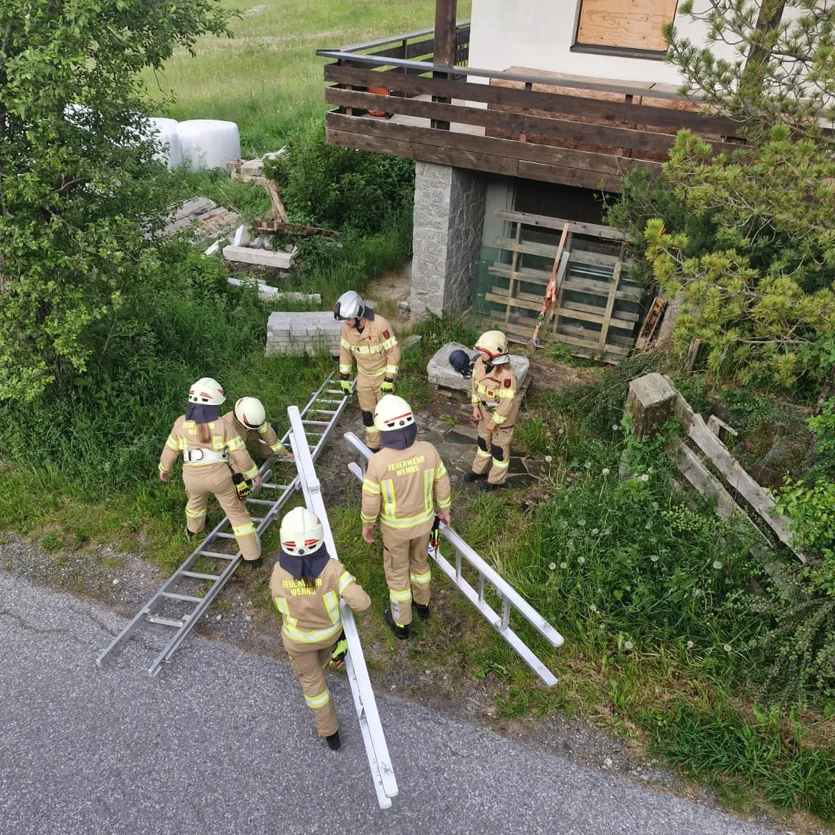 Gruppenübung Thema Versch. Leiterbergungstechniken Gruppe 8