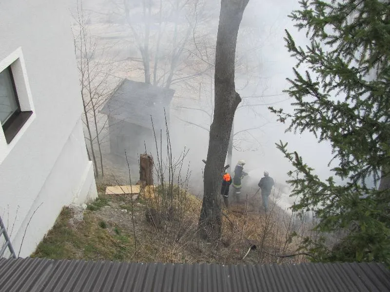 Kleiner Brand im Freien - Gebäude bedroht