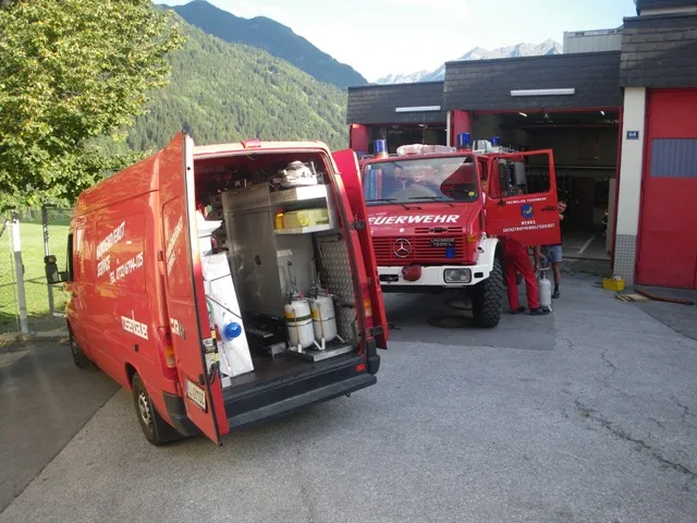 Servicearbeiten bei den Fahrzeugen und Geräten