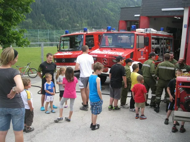 Kinder: Jugendverein besucht die Feuerwehr