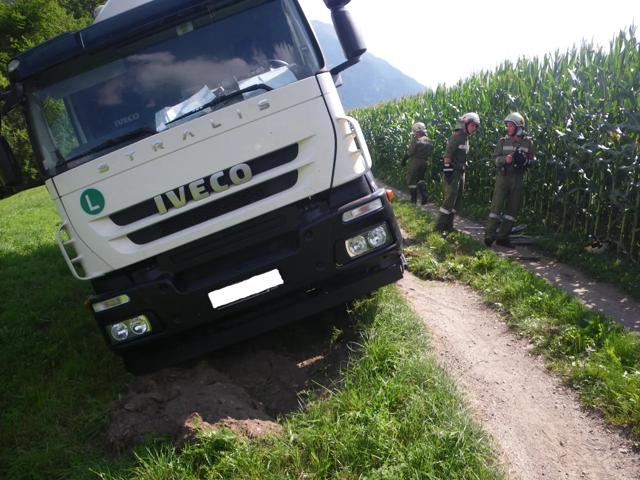 Technischer Einsatz: Drohender LKW Absturz