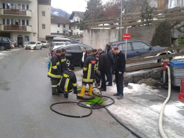 Hilfeleistung Kanalisation: Arbeitseinsatz im Oberdorf