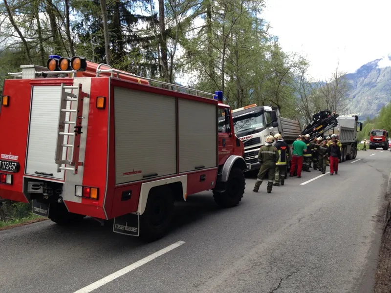 24 Tonnen LKW drohte abzustürzen