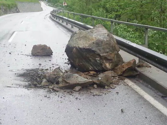 Weitere Einsätze und Straßensperre nach drohendem Hangrutsch