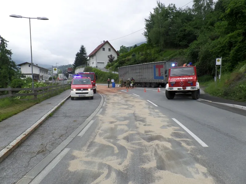 "Treibstoffaustritt" durch LKW auf der L16
