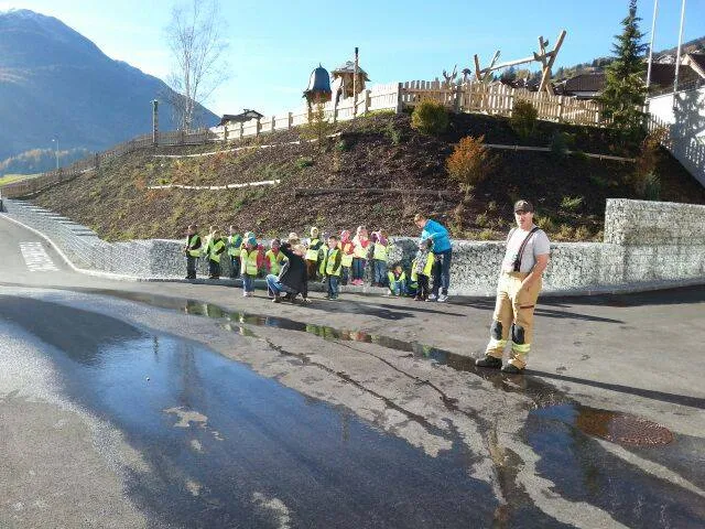 Zukünftige Florianis auf Besuch in der Feuerwehrhalle
