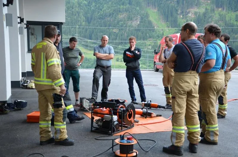 Übungen und Schulungen mit den Hydraulischen Rettungsgeräten der Firmen Weber Hyraulik und Holmatro