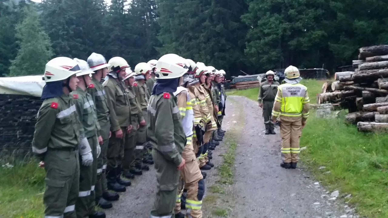 Zugsübung "Gebäudebrand Gewerbe/ Industrie - Brand im Sägewerk mit mehreren vermissten Personen"