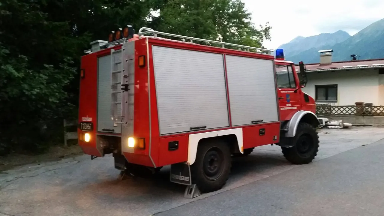 Übungsannahme: "Brand im Stall mit vermissten Personen" bei einem Wirtschaftsgebäude im Ortsteil Farmie