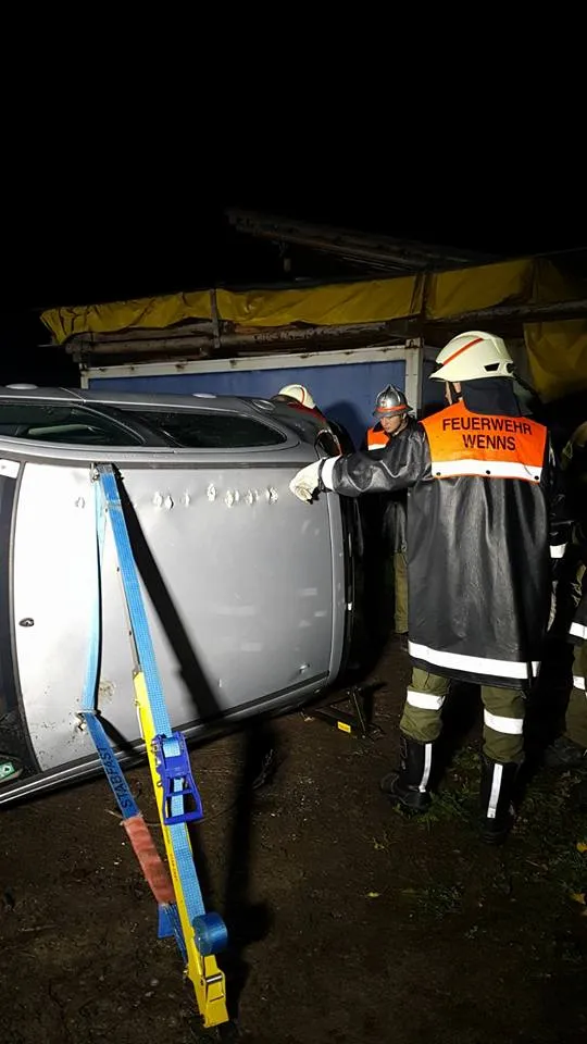 Gruppenübung: Fahrzeugsicherung PKW mittels Stab Fast und Unterbaumaterialien der Gruppe 6