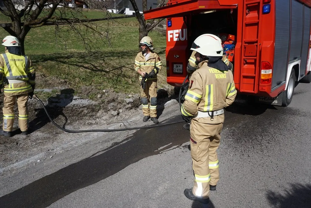 Brand Wiese - starke Rauchentwicklung / unterhalb Volksschule im Unterdorf