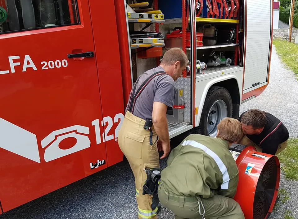 Gelöschter Brand in Küche nach angebrannten Speisen / Belüftungsarbeit