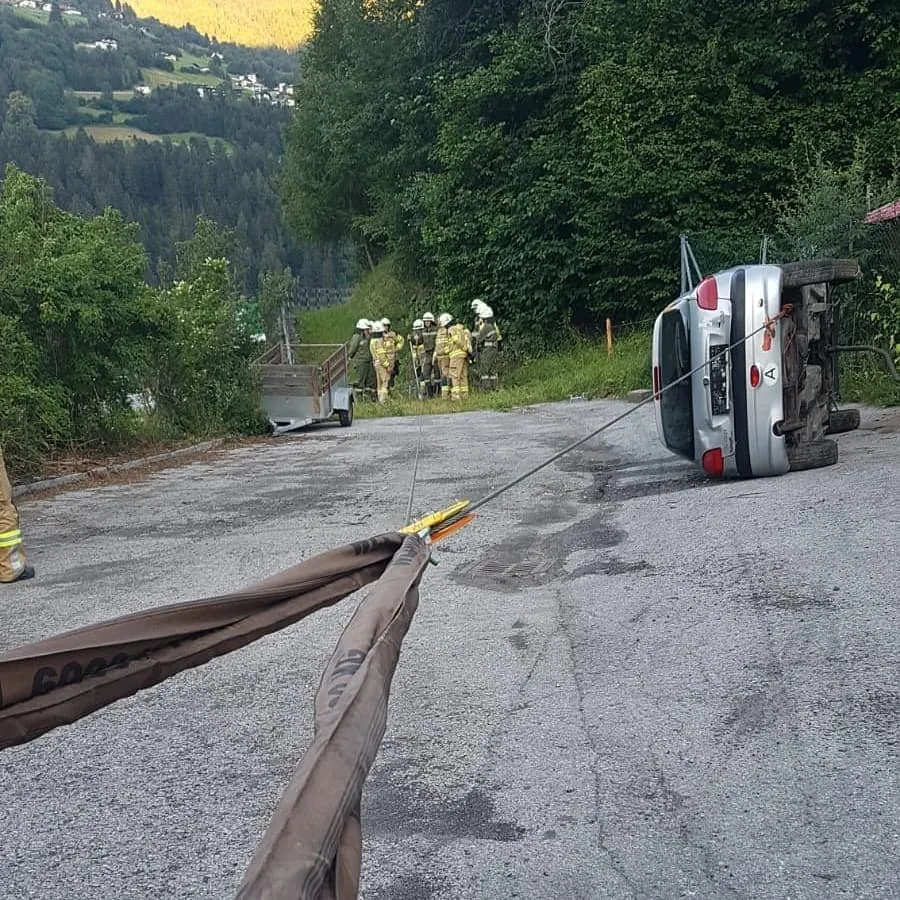 Thema Fahrzeugsicherung mittels Freilandverankerung als Übung der Gruppe 6