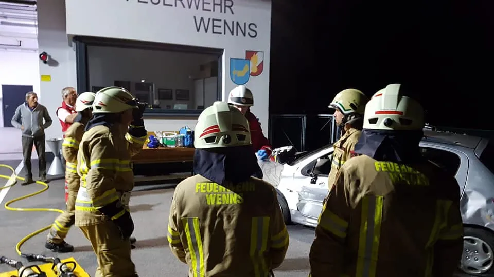 Gruppenübung Gruppe 6 Praxis & Theorie der Großunfallhilfe - Zusammenarbeit Feuerwehr Rotes Kreuz -
