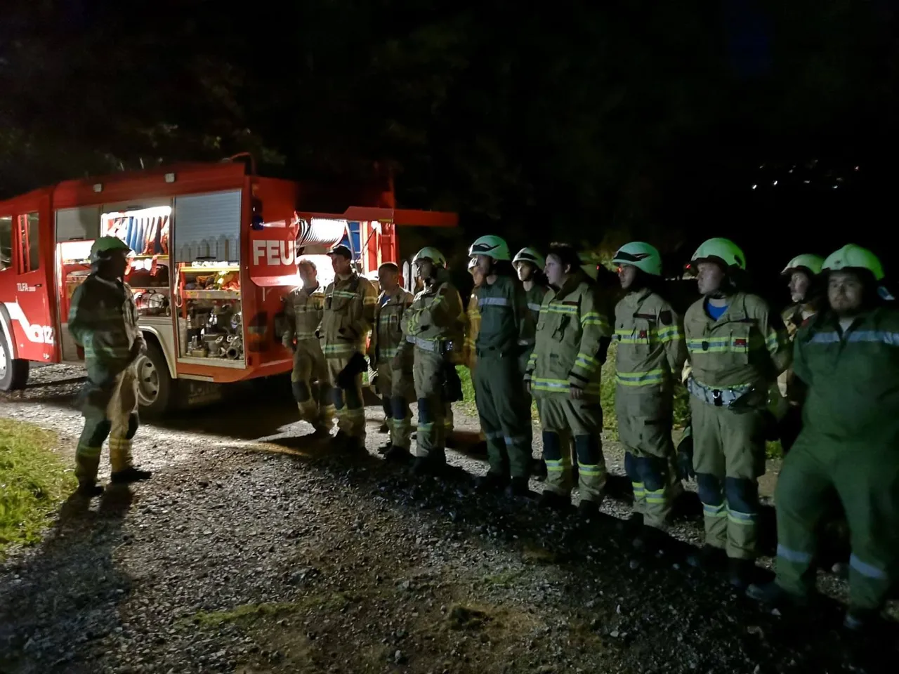 Zugsübung der Gruppen 4, 5 & 6 Übungsannahme: "Fahrzeugbrand"