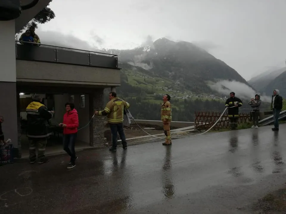 Storch aufstellen beim kleinen, zukünftigen Feuerwehrmann Elias von HFM Marco Larcher und seiner Steffi