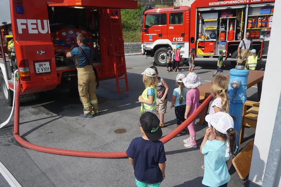 Kindergarten Wenns besuchte die Feuerwehr