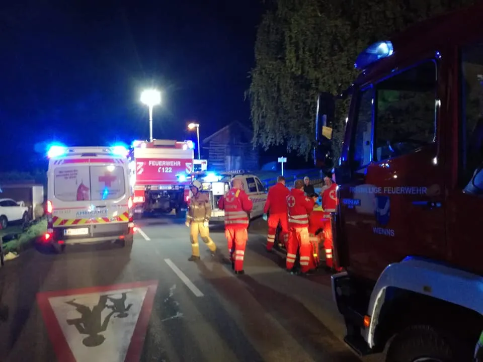 Schwerer Verkehrsunfall mit drei betroffenen Personen - PKW frontal gegen Garagentor, L17 Piller Landesstraße