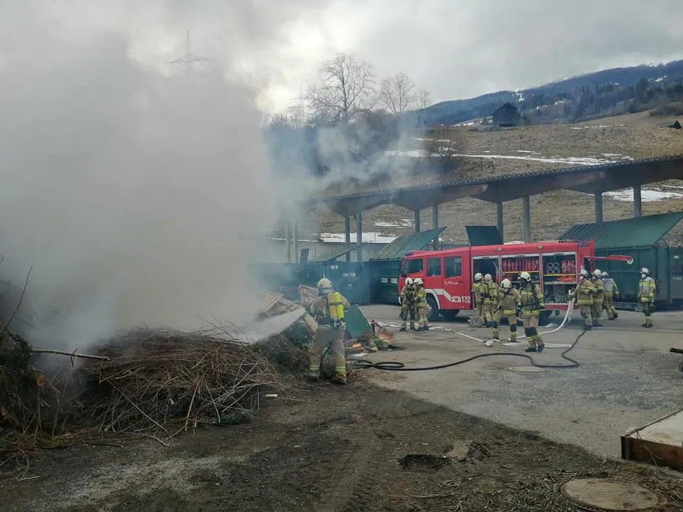 Brand im Freien - Strauchschnitt/Äste in Brand