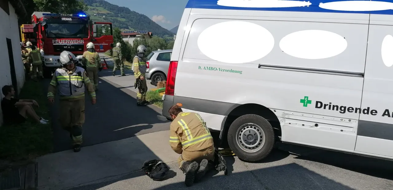 THL Bergung Klein-LKW Arzneimittel - Fzg. vom Weg abgekommen und droht abzustürzen