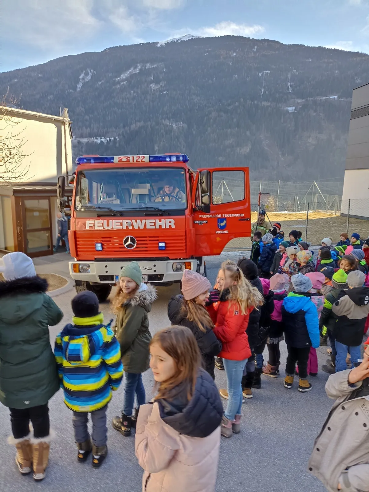 Besuch bei den Schülern und Kindergartenkinder der Volksschule Wenns