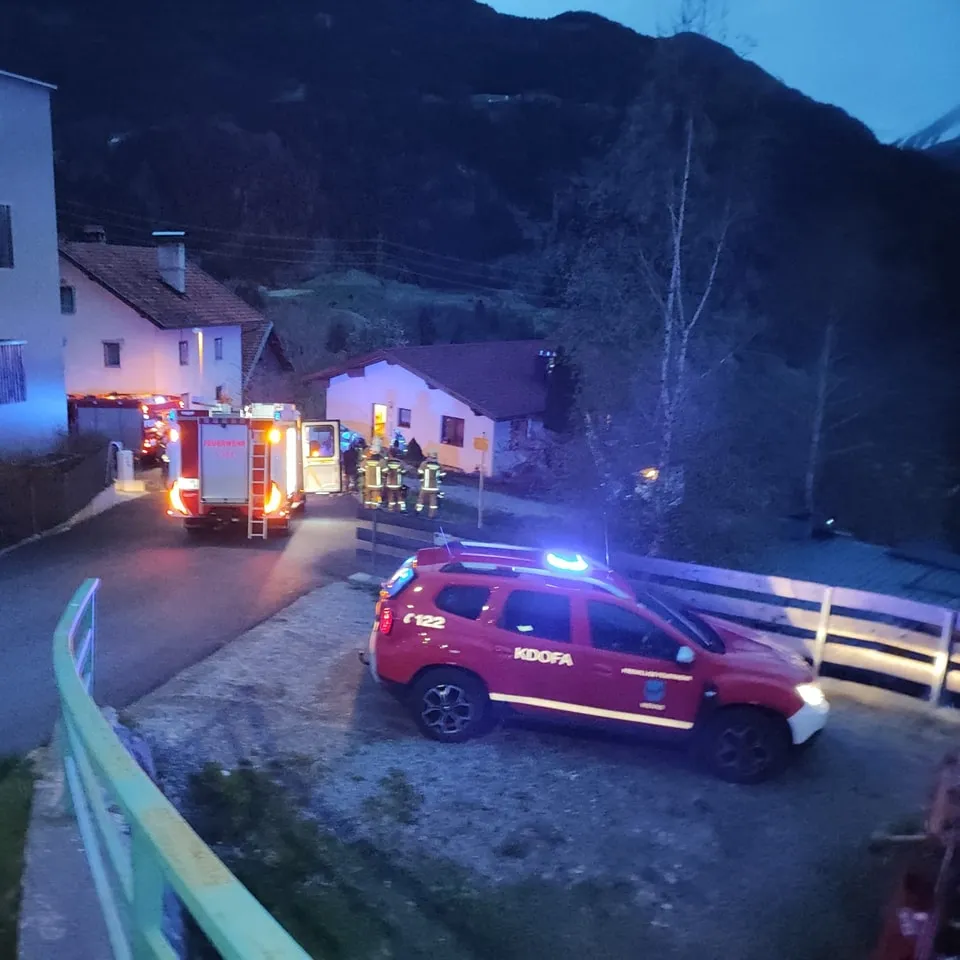 Gemeldeter Kaminbrand Mehrfamilienhaus - Verpuffung mit starker Rauchentwicklung