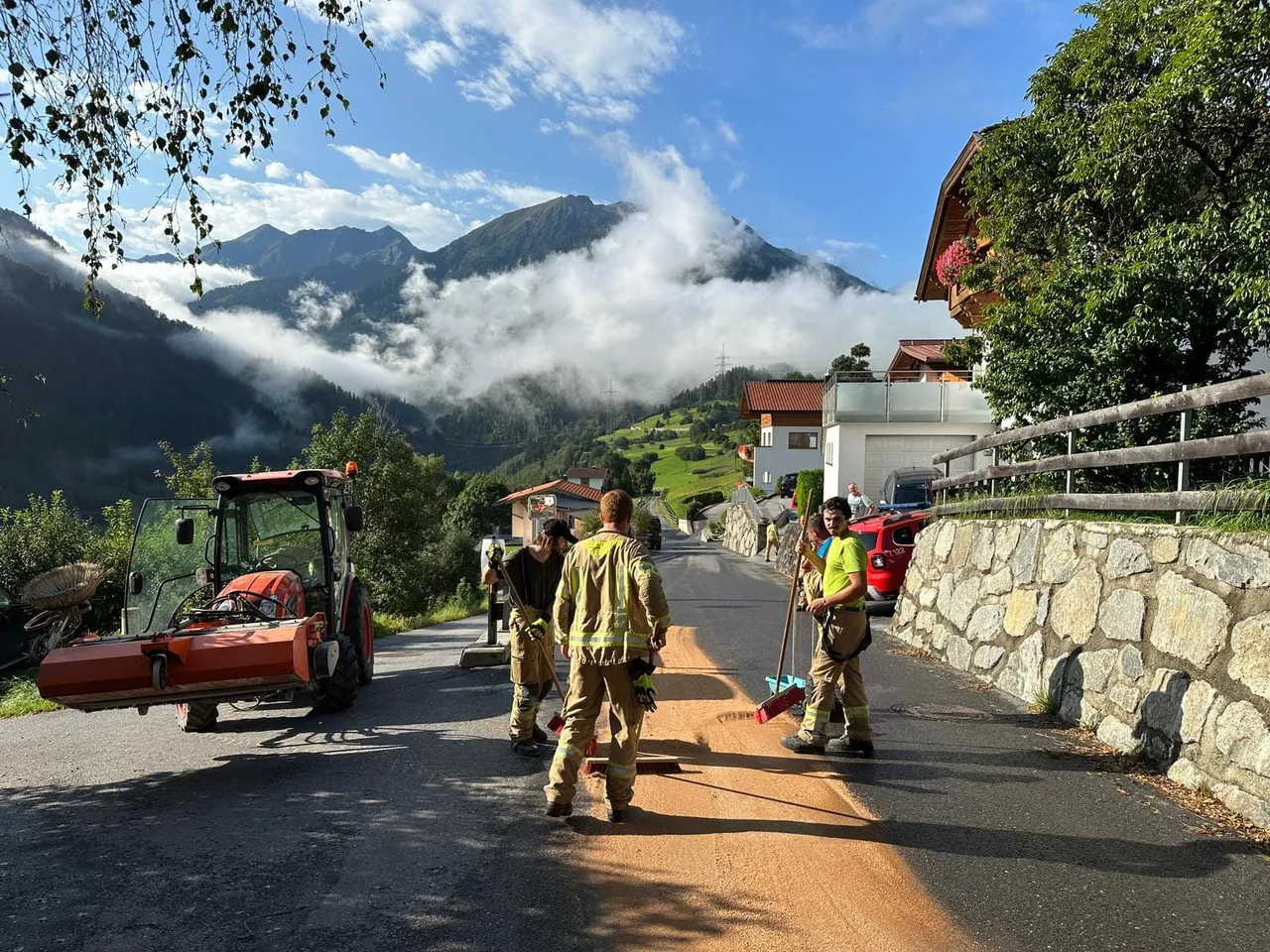 Treibstoff/Ölaustritt groß: 1,5 km lange Ölspur durch das gesamte Unterdorf