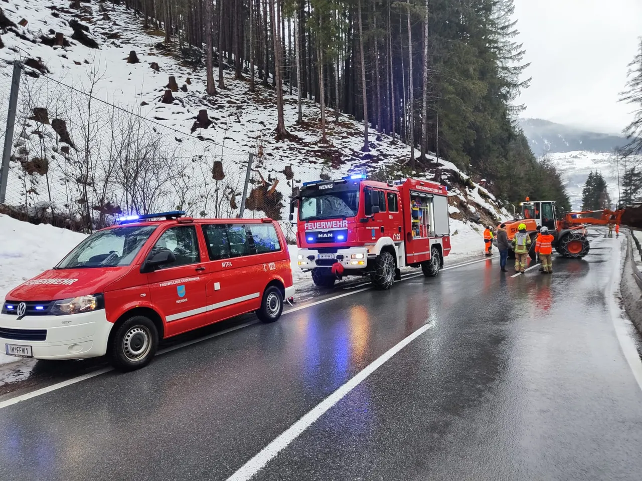Kleiner Erd-/Geröllrutsch L16 Pitztaler Landesstraße aufgrund der anhaltenden Starkregenfälle