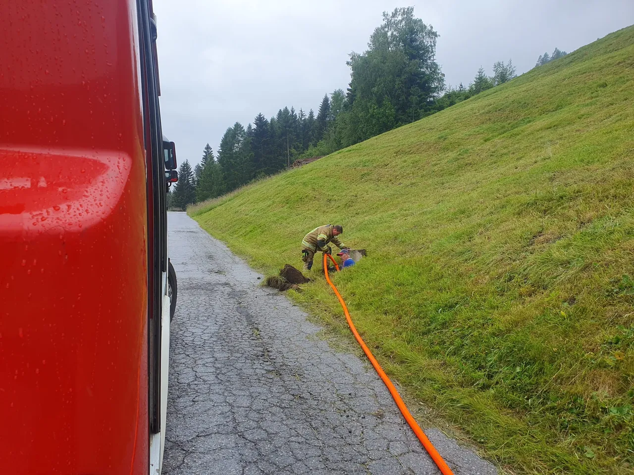 Arbeitseinsatz Verklausung im Ortsteil Auders und Absperrdienst Viehtrieb