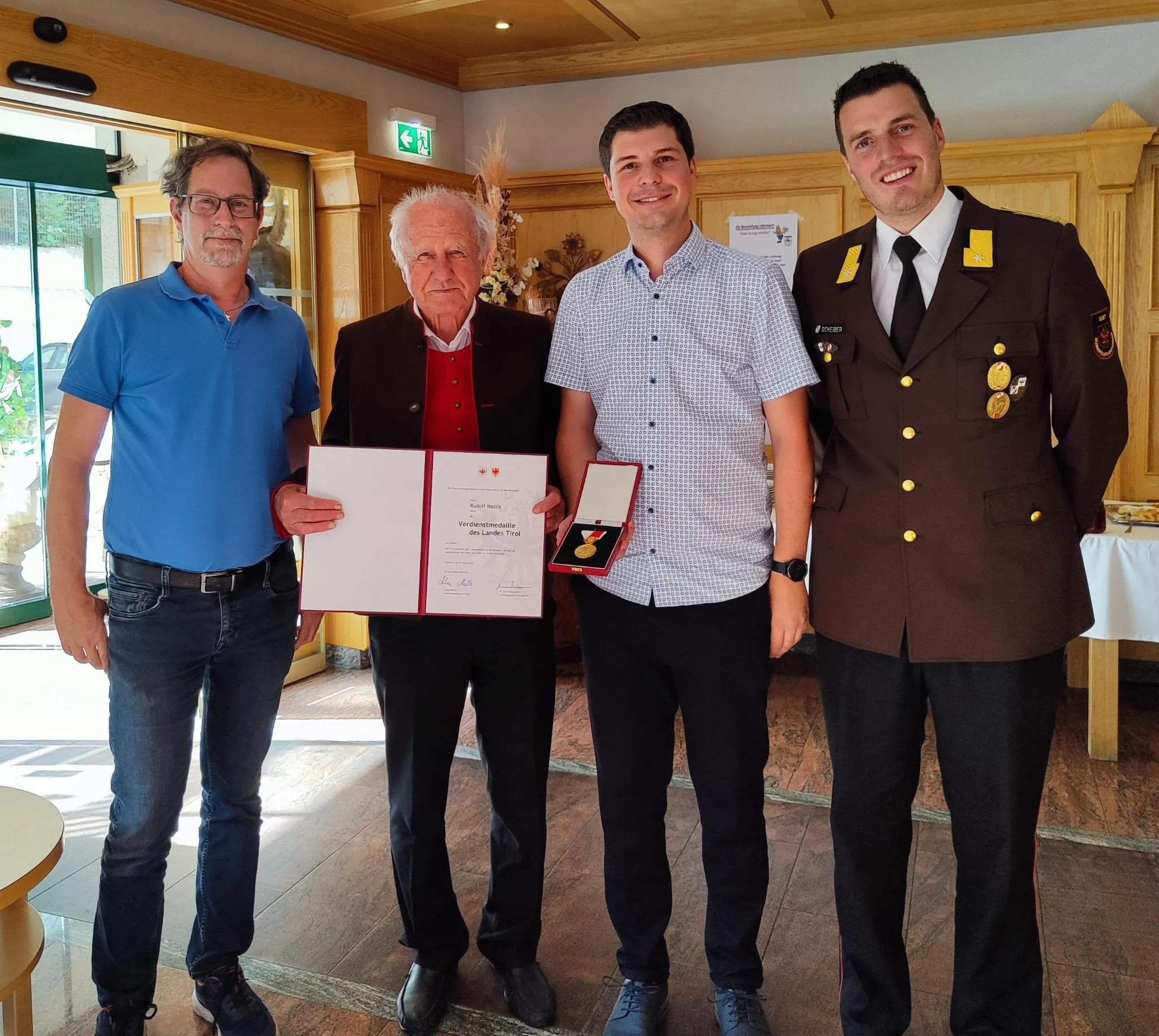 Hohe Auszeichnung für unseren Dorfchronist OV Rudolf Mattle mit der Verdienstmedaille des Landes Tirol