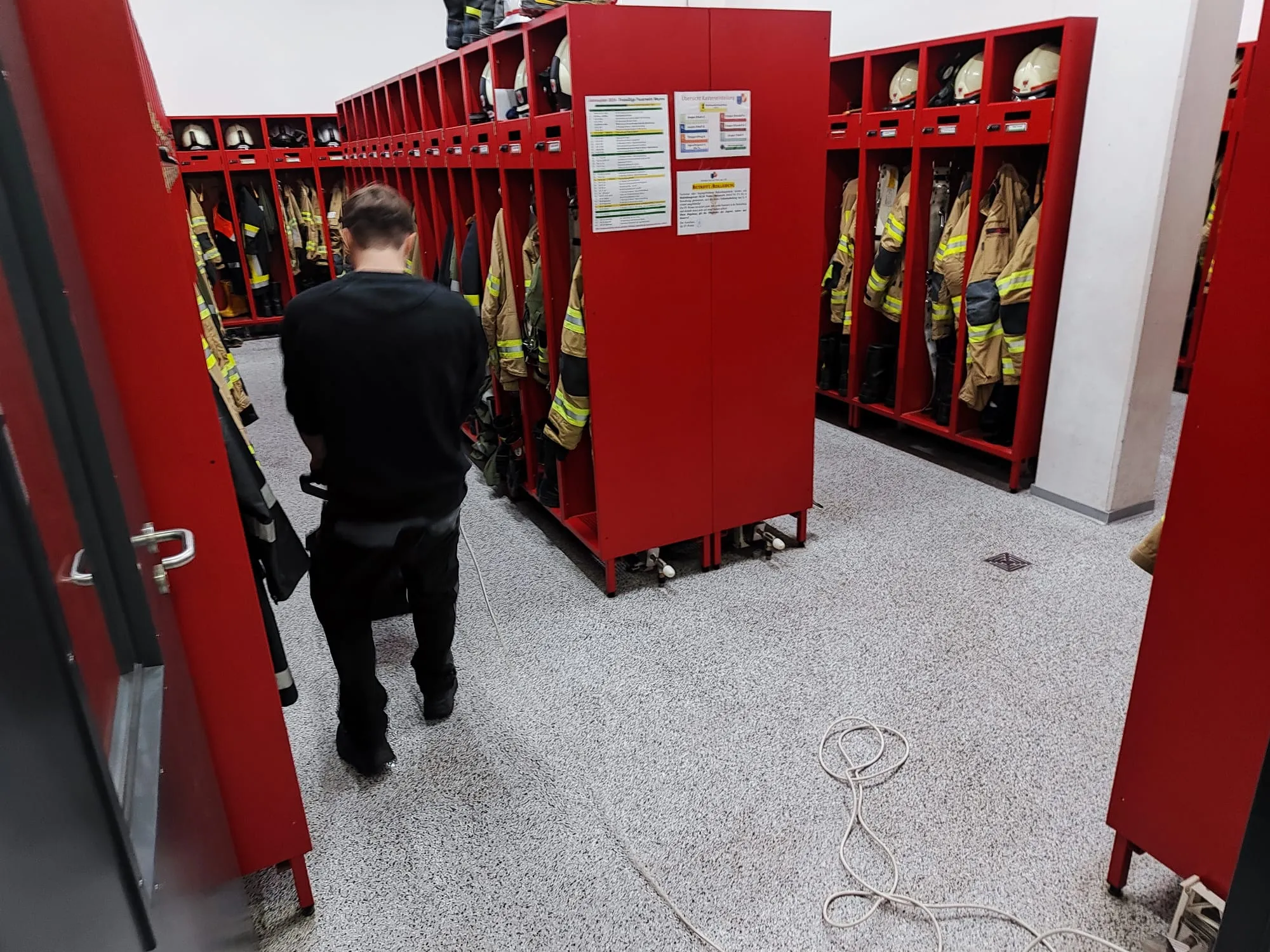 Hallenreinigung & Sandsack Abfüllung für KAT-Lager