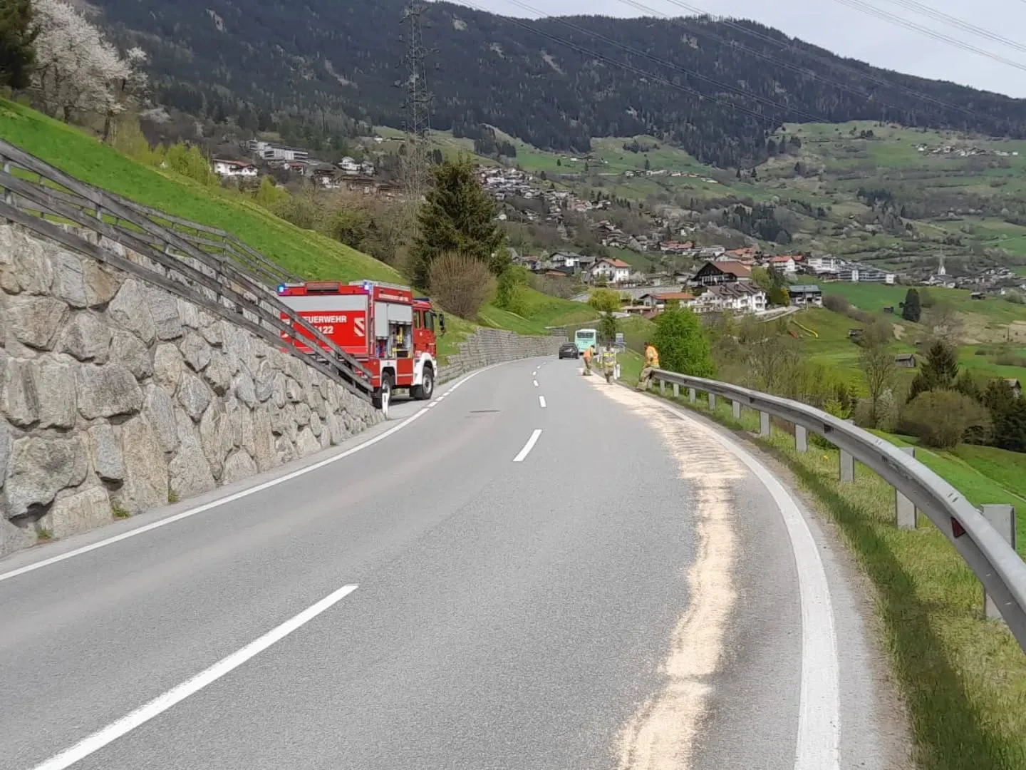 10km lange Dieselspur auf der L16 Pitztalstraße von Arzl bis nach Wenns