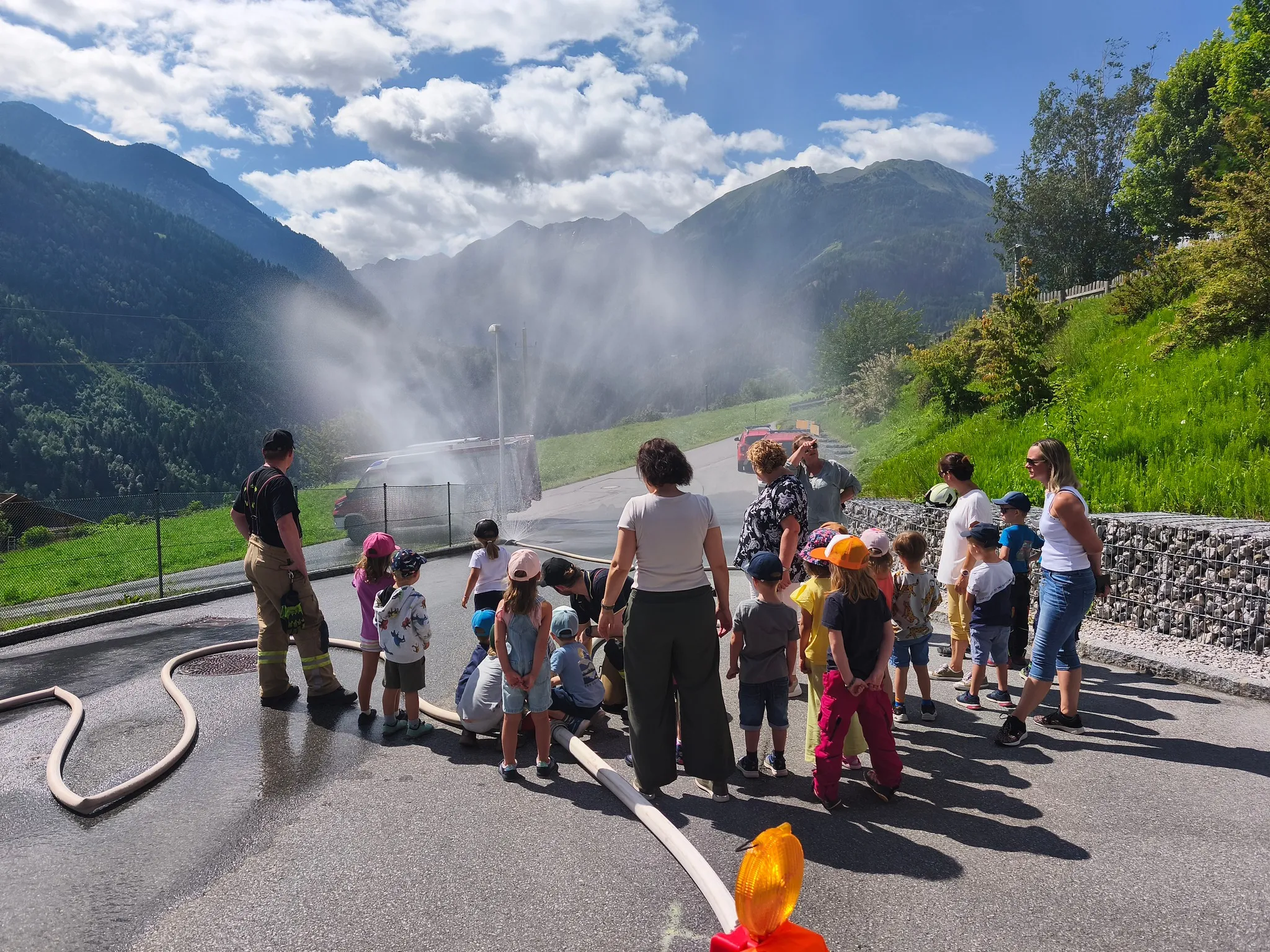 Kindergarten und Kinderkrippe Wenns mit 80 Kindern zu Besuch bei der Feuerwehr