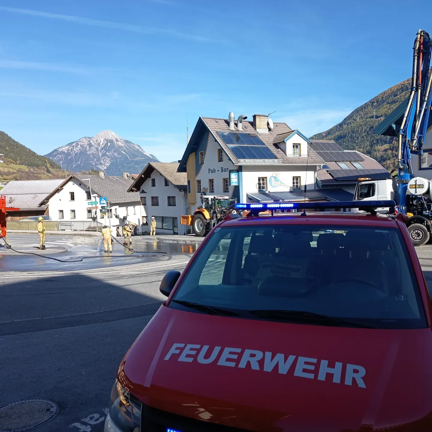 Technischer Einsatz mit Betonmischer – Fahrbahn reinigen