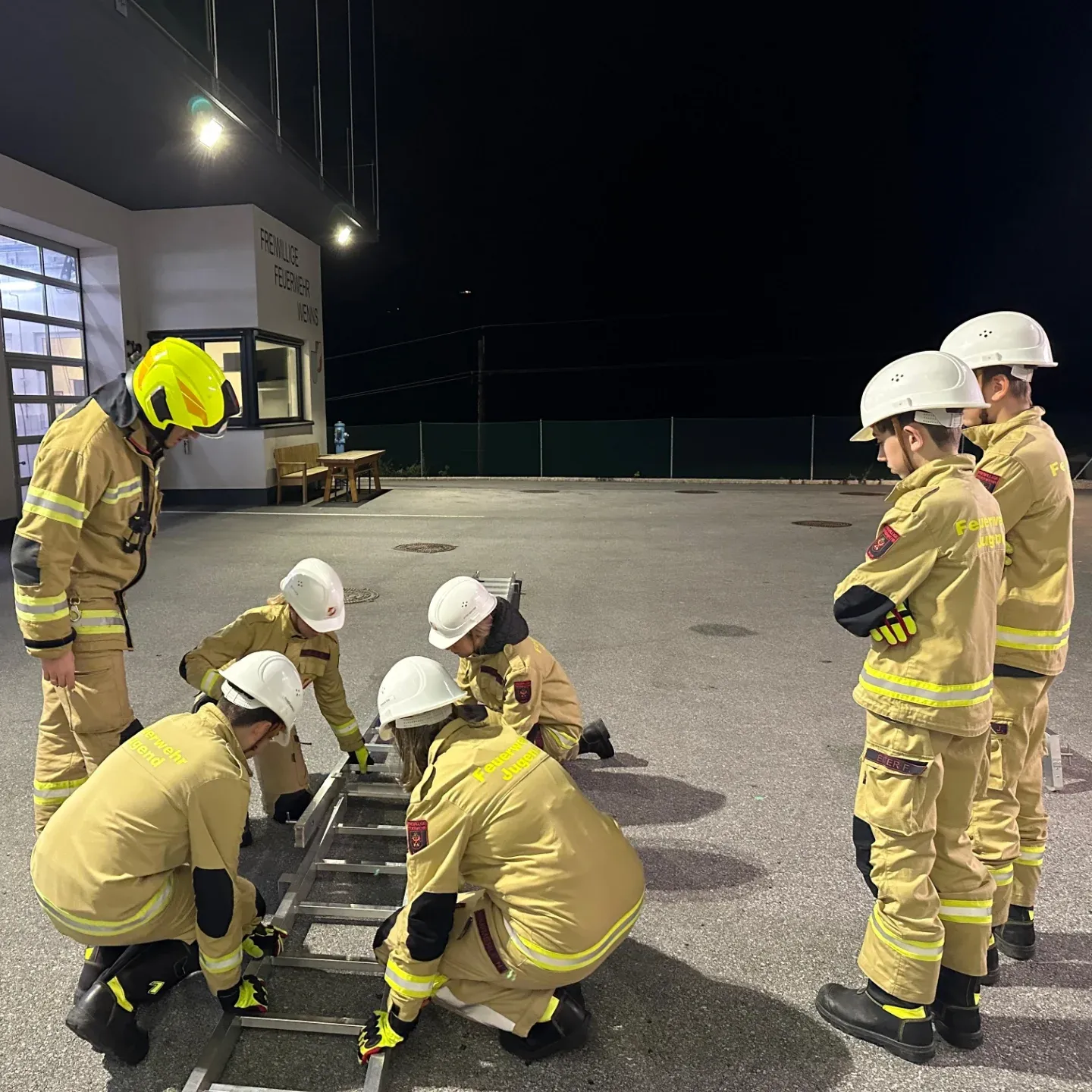 15. Übung der Ausbildungsgruppe – Thema Steck- & Schiebeleitern